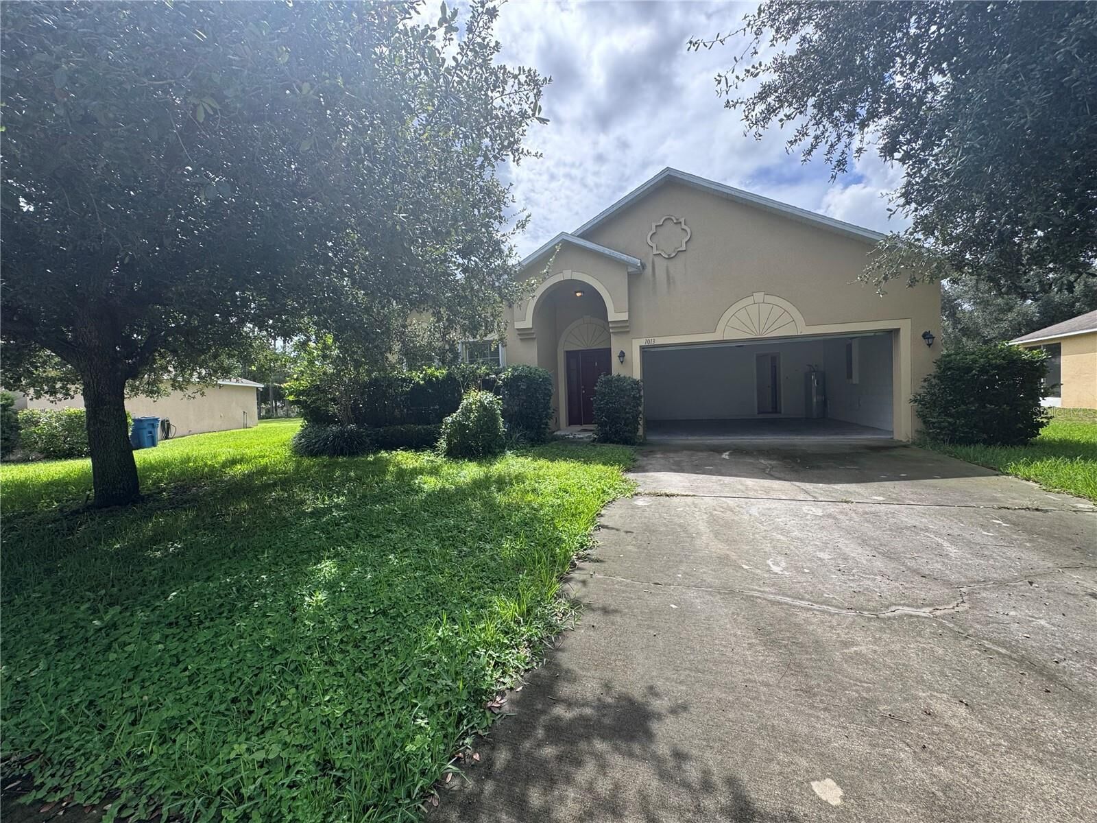 Property Photo:  1013 Evans Loop  FL 33853 