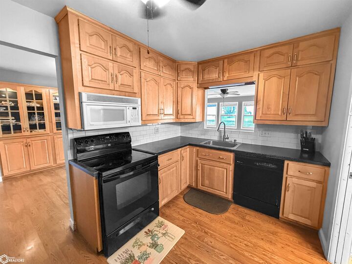 Property Photo: 909 3rd Avenue SE IA 50441