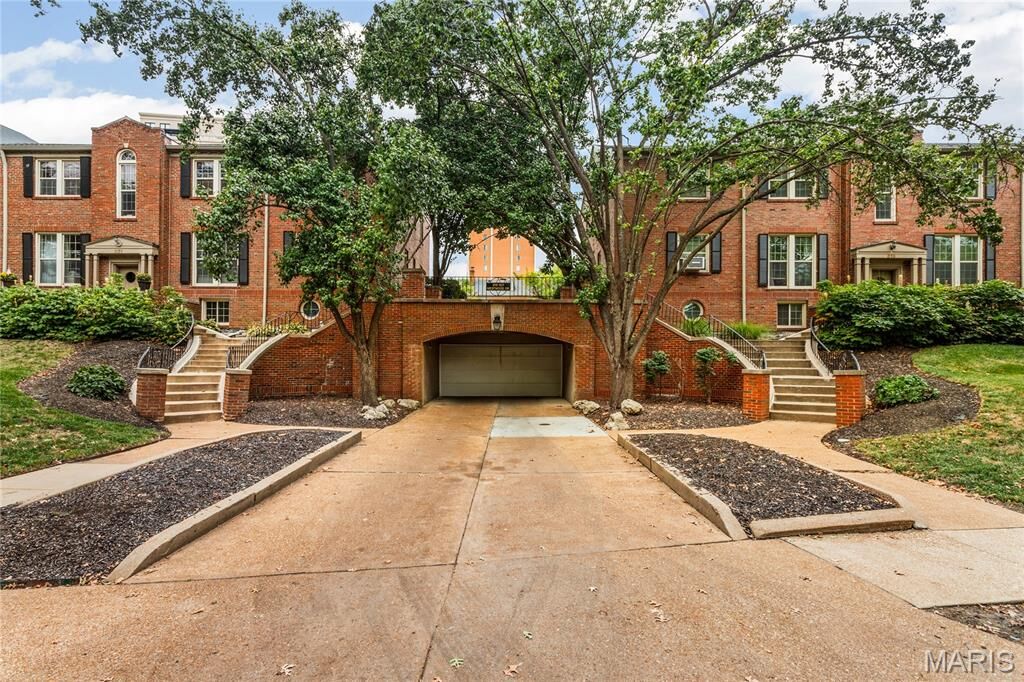 Property Photo: 827 Westwood Drive 3E MO 63105