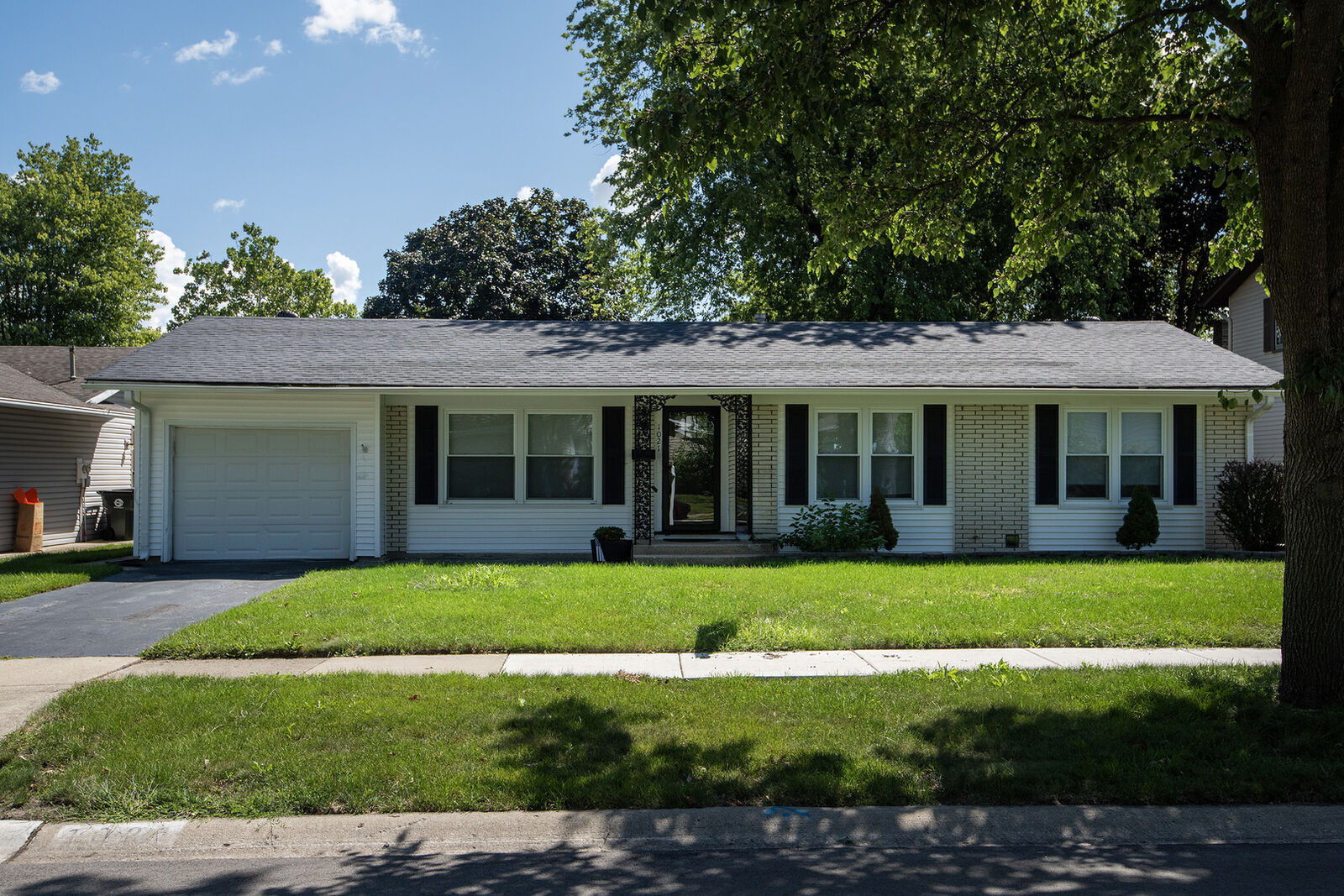 Property Photo: 1021 Lonsdale Road IL 60007