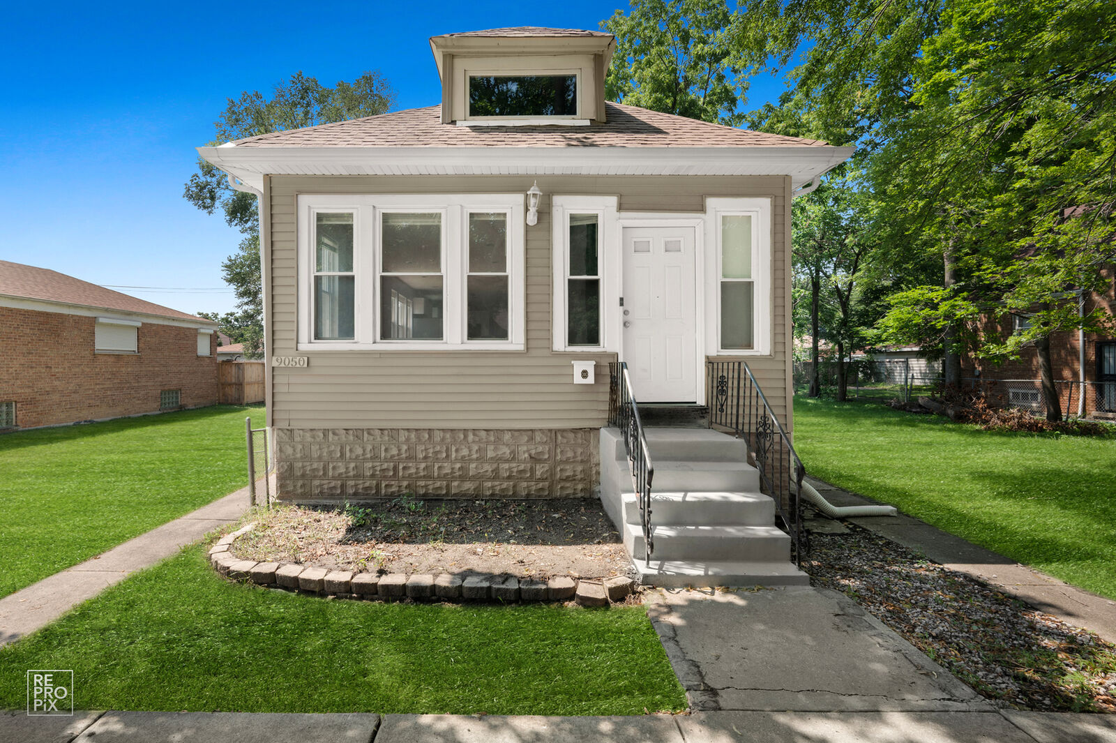 Property Photo:  9050 S Ellis Avenue  IL 60619 