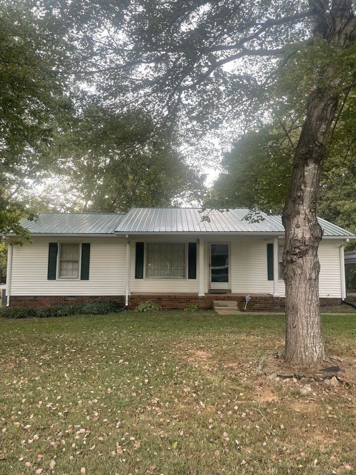 Property Photo:  601 Herb Dr  TN 38464 