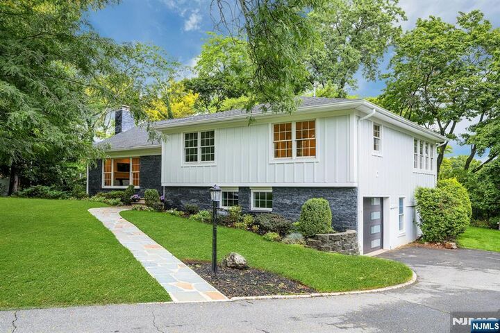 Property Photo:  9 Crestview Court  NJ 07042 