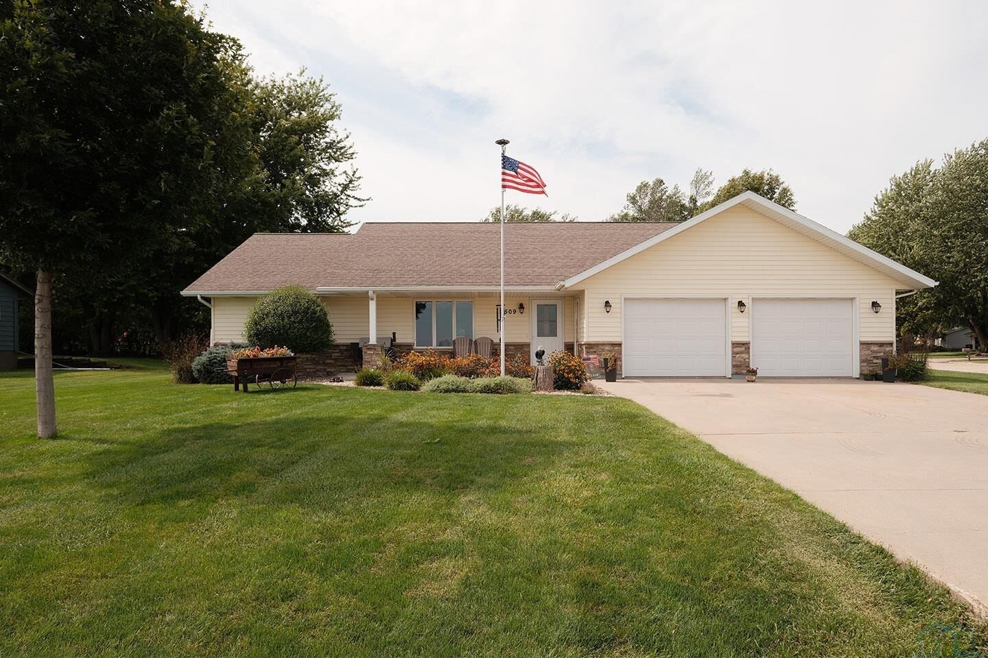 Property Photo: 509 13th Avenue NE IA 51250