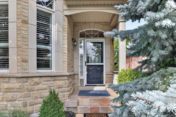 Property Photo:  4400 Millcroft Park Drive 8  ON L7M 5B5 