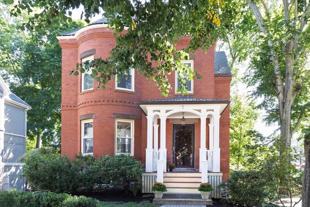 Property Photo:  16 Kent Sq. 2  MA 02446 