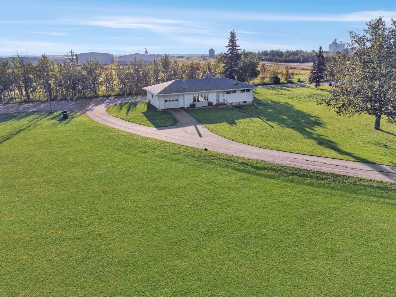 Property Photo: 122 Railway Avenue NE AB T0H 1M0