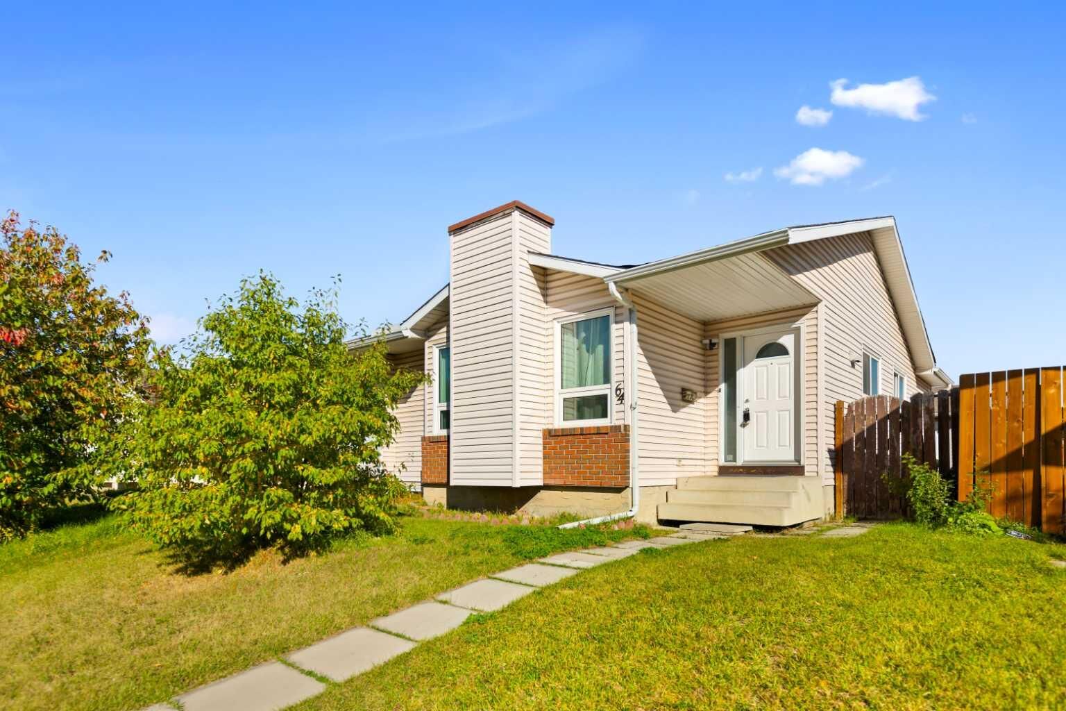 Property Photo:  64 Whitworth Way NE  AB T1Y 6A8 