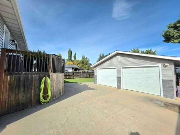 Property Photo:  900 10A Avenue SE  AB T0G 2A3 