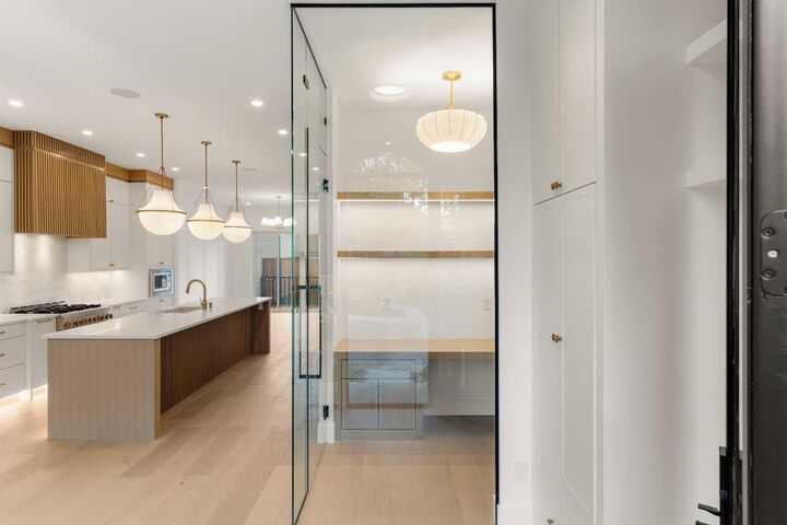 Property Photo:  2811 35 Street SW  AB T3E 2Y4 