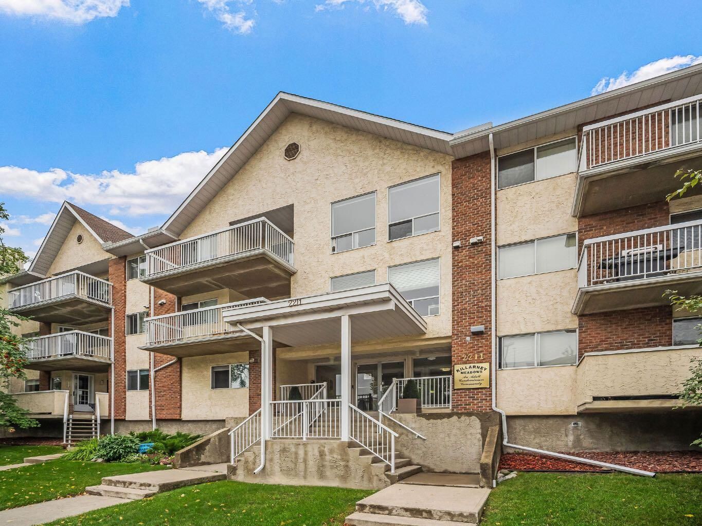 Property Photo:  2211 29 Street SW 201  AB T3E 2K1 