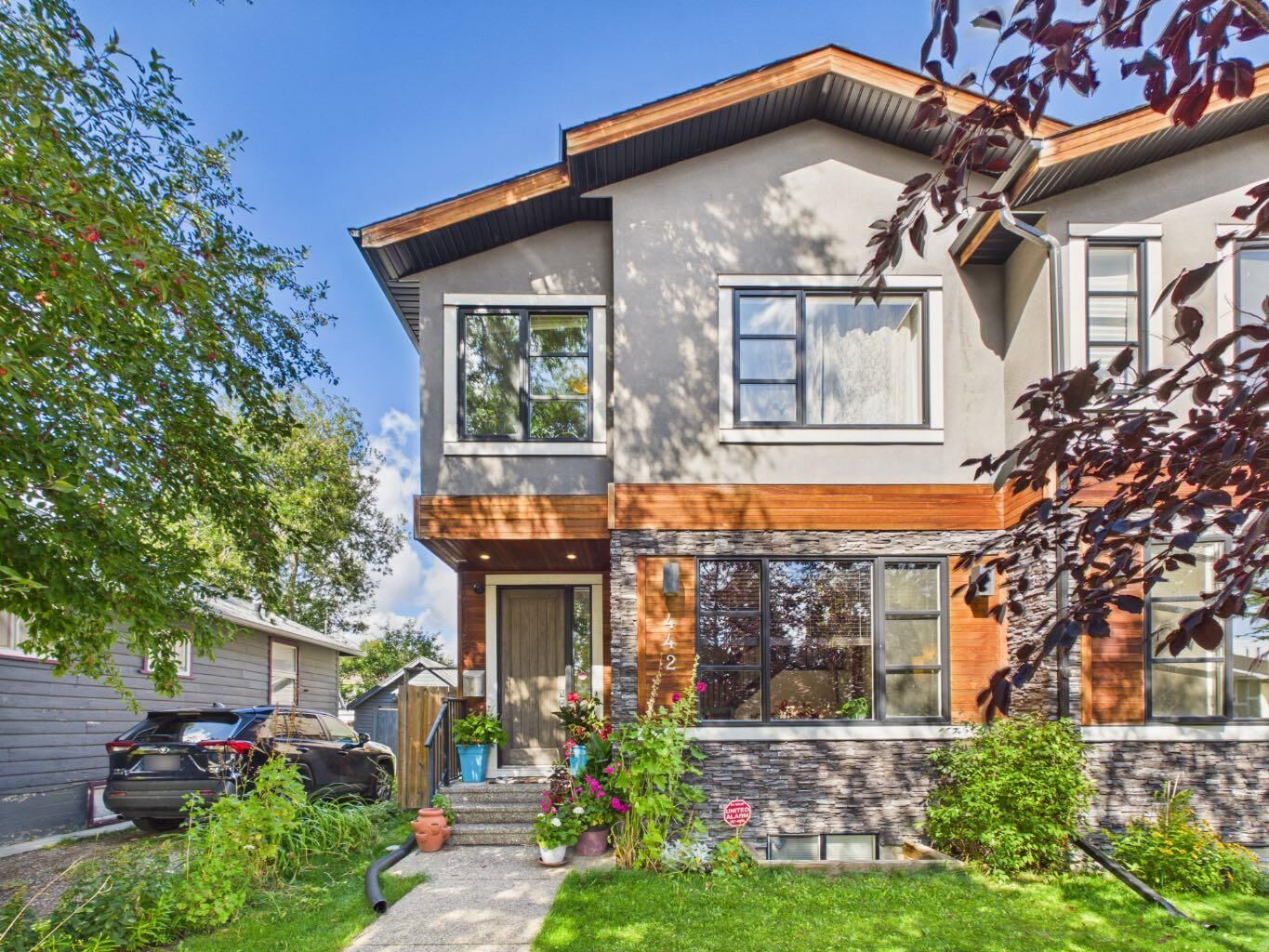 Property Photo:  442 23 Avenue NE  AB T2E 1V9 