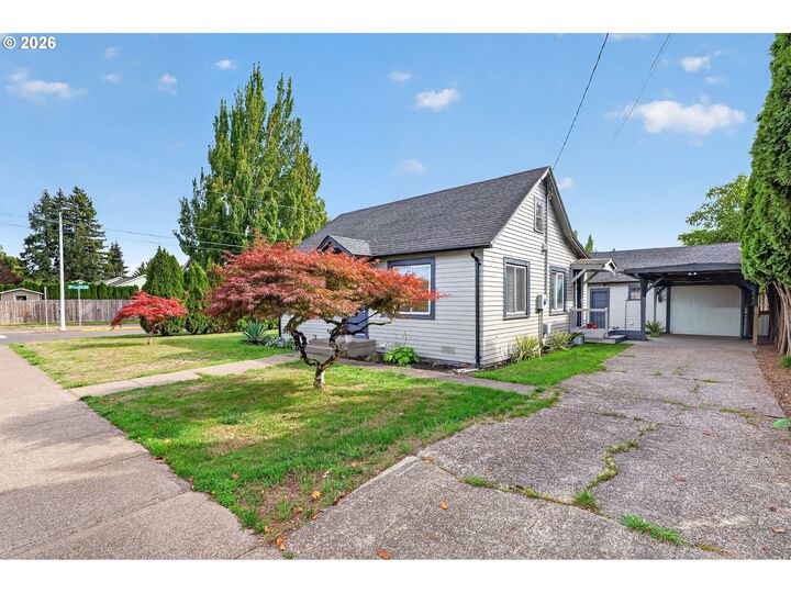 Property Photo: 1438 SW 2nd St OR 97128