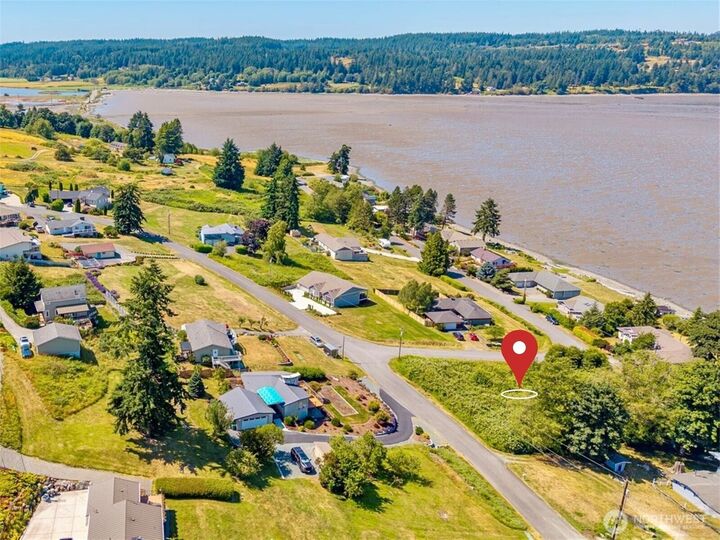 Property Photo: 651 E Maplewood Loop WA 98277