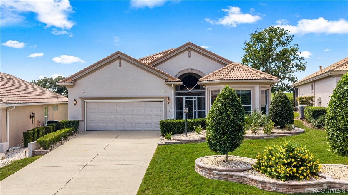 Property Photo: 512 W Doerr Path FL 34442