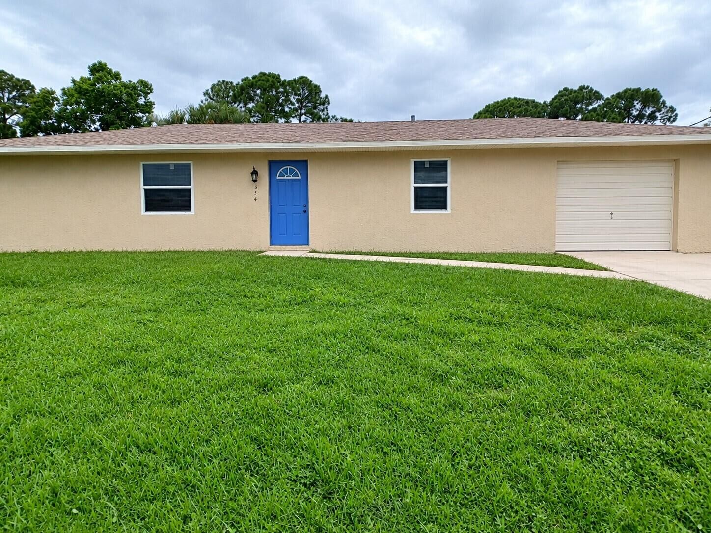 Property Photo:  314 SE Evergreen Terrace  FL 34983 