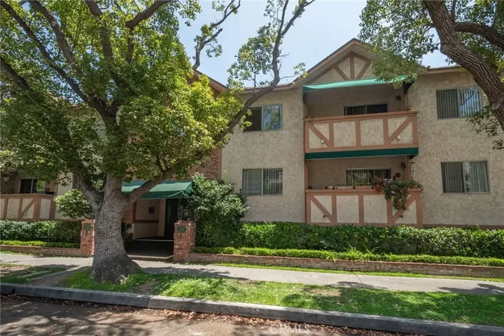 Property Photo:  12030 Rochester 107  CA 90025 