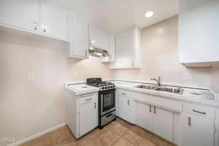 Property Photo:  761 E Orange Grove Boulevard 4  CA 91104 