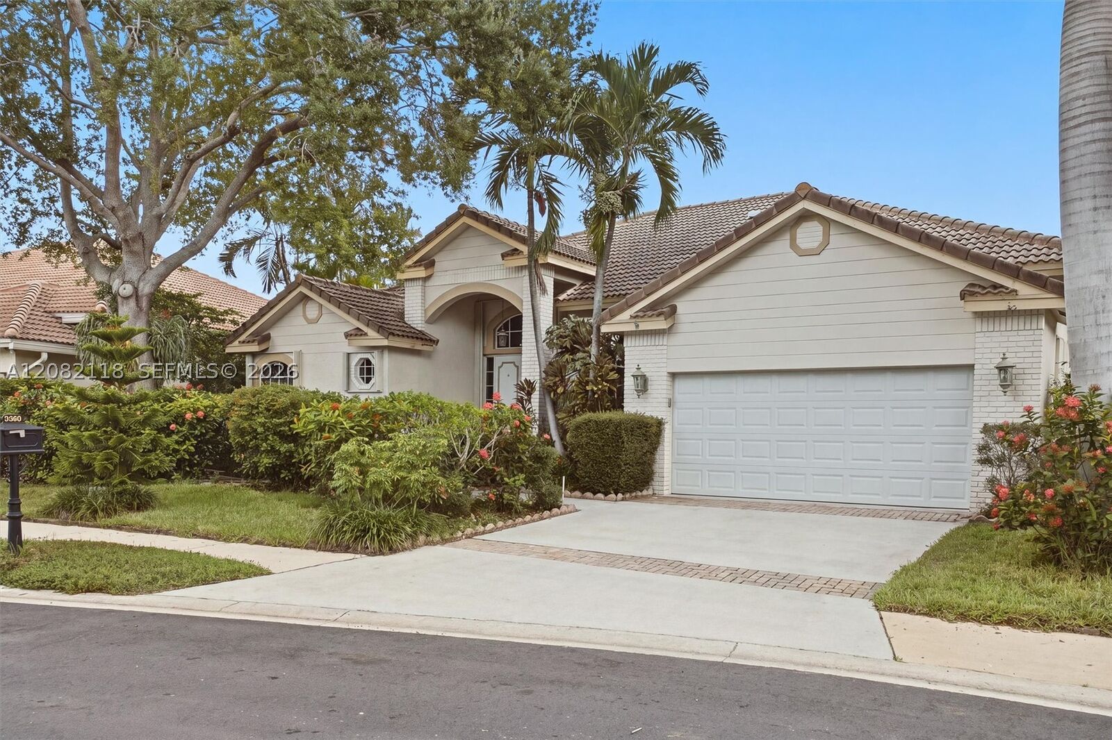 Property Photo:  3026 Lakewood Dr  FL 33332 