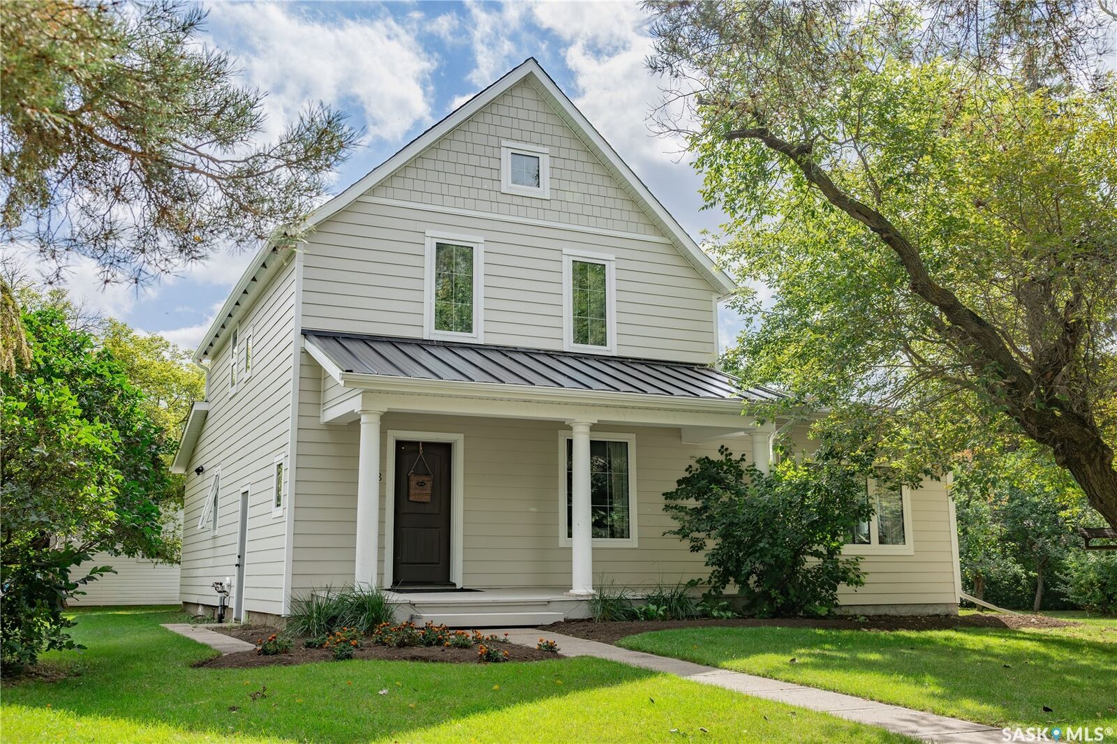 Property Photo:  208 1st Street  SK S0K 1K0 