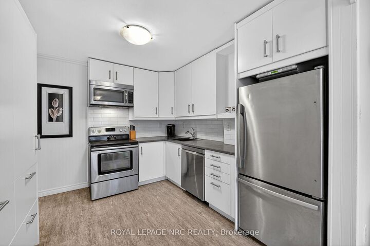 Property Photo:  453 Woodview Road 4  ON L7N 2Z9 