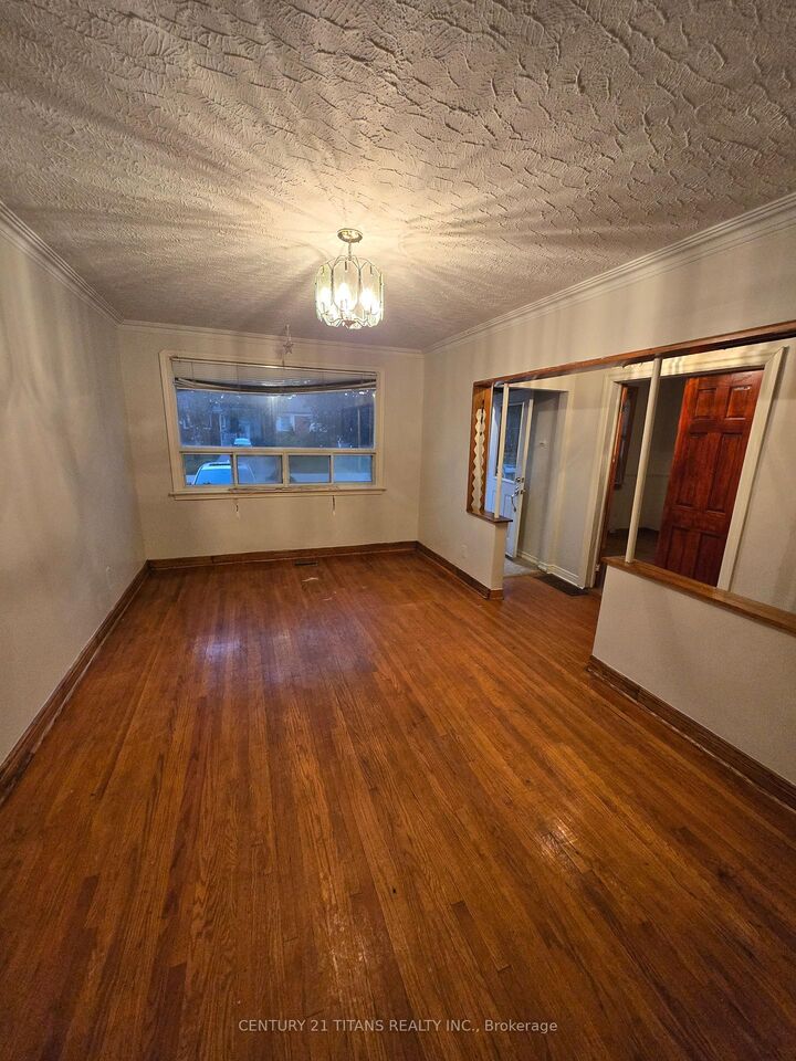 Property Photo:  572 Exbury Crescent Main  ON L5G 2P4 