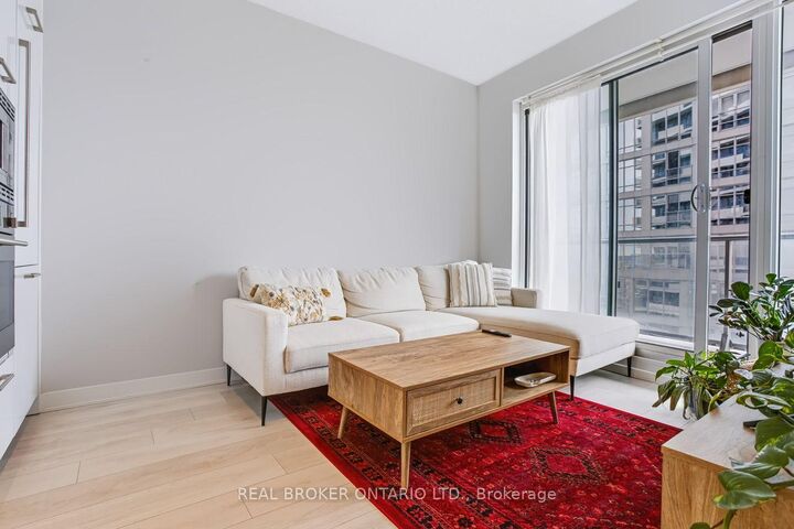Property Photo: 2221 Yonge Street 4207 ON M4S 2B4