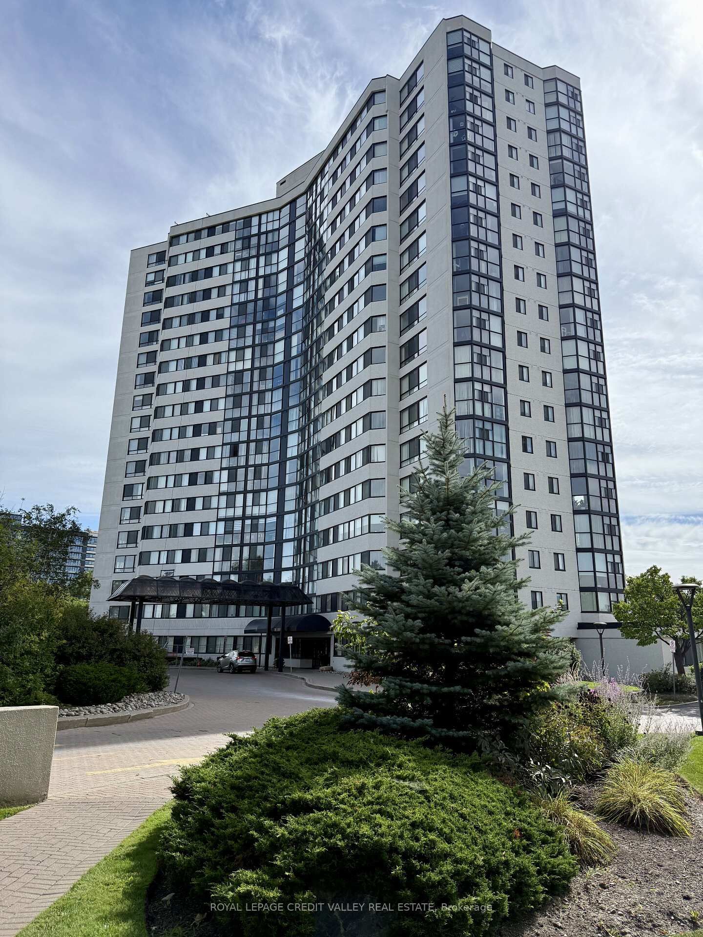 Property Photo:  1360 Rathburn Road E 406  ON L4W 4H4 