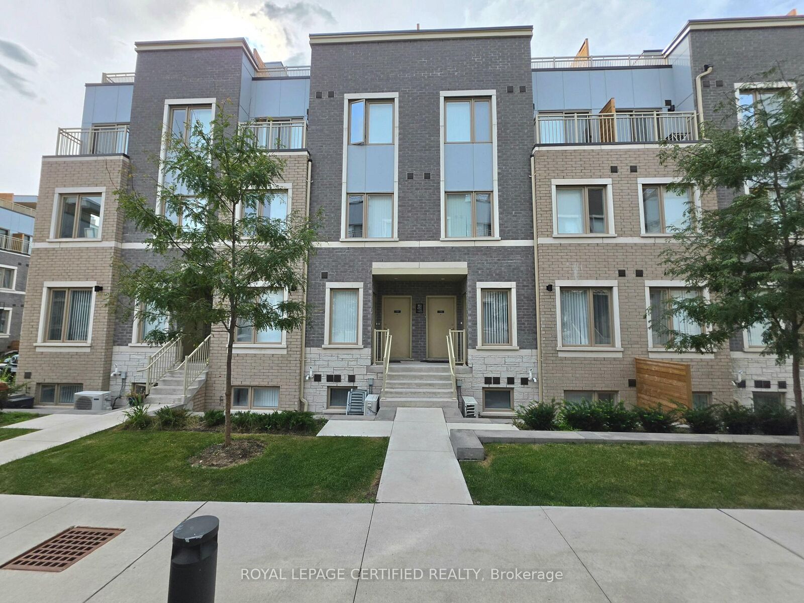 Property Photo:  151 Honeycrisp Crescent 176  ON L4K 0N7 