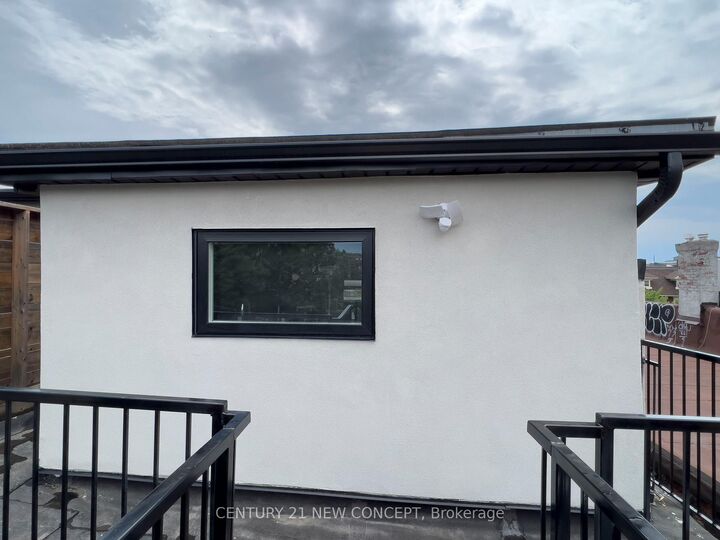 Property Photo: 706 Bloor Street N 3rd Floor ON M6G 1L4