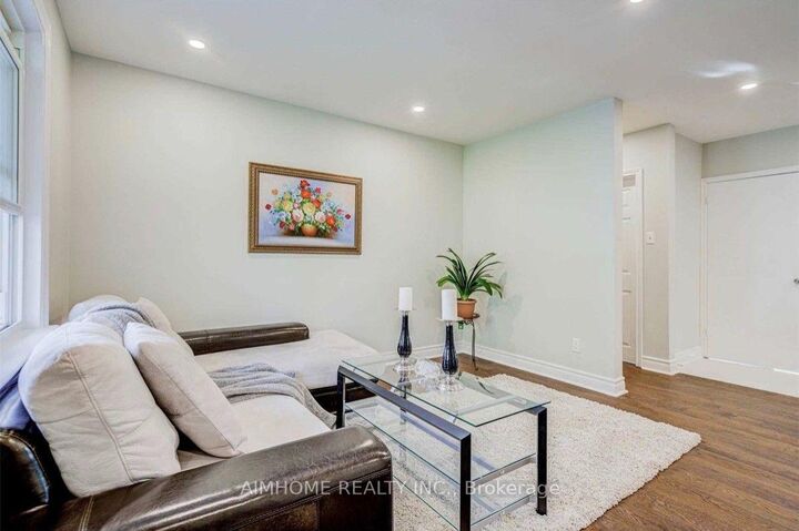 Property Photo:  32 Lauralynn Crescent  ON M1S 2H5 