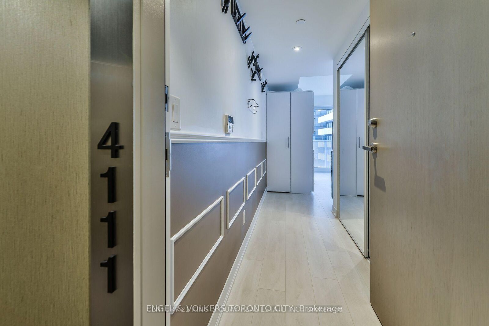 Property Photo: 88 Harbour Street 4111 ON M5J 0C3