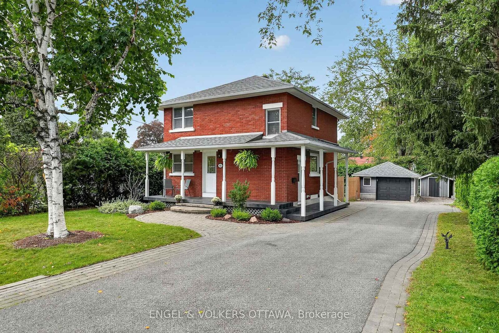 Property Photo:  916 Iroquois Road  ON K2A 3N5 