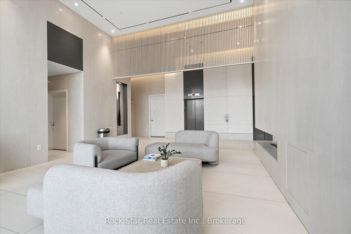 Property Photo:  28 Ann Street 209  ON L5G 0E1 