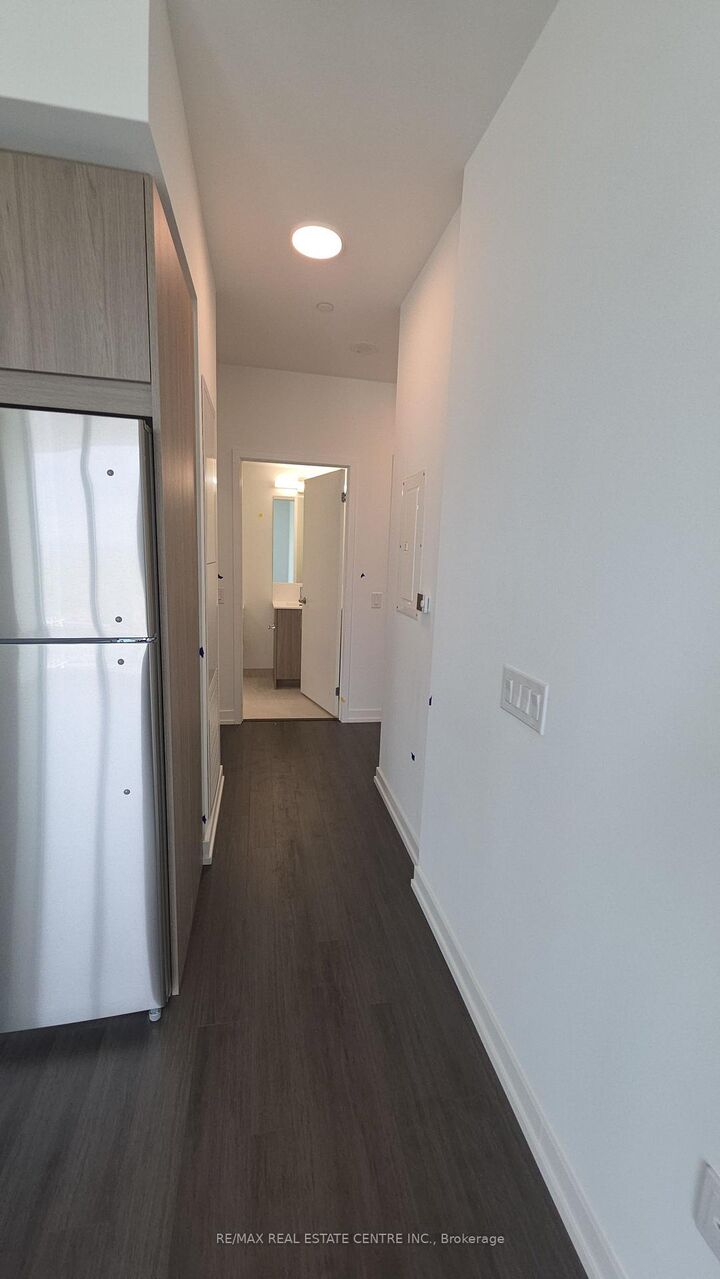 Property Photo:  4010 Eglinton Avenue W 1804  ON M9A 0G5 