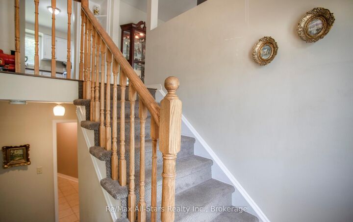 Property Photo:  39 Applewood Crescent  ON L9L 1G7 