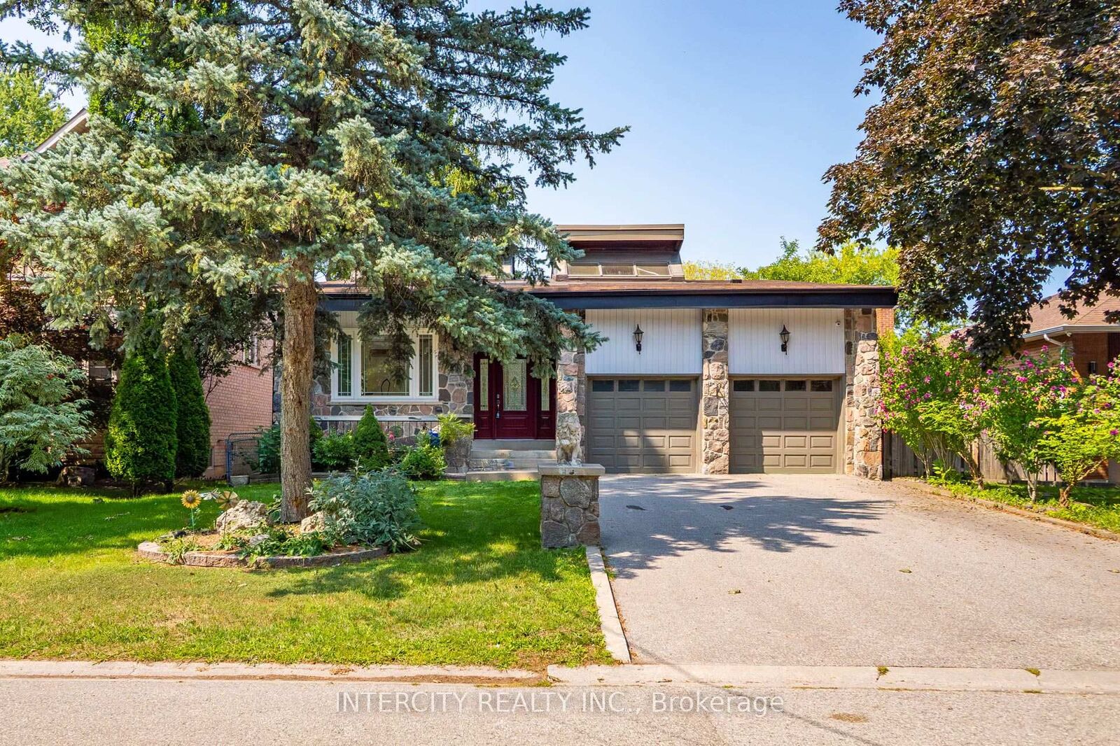 Property Photo:  10 East Drive E  ON L6G 1A4 
