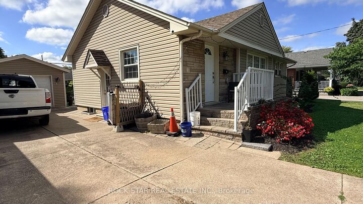Property Photo: 12 Roseland Avenue ON L2M 5Z2