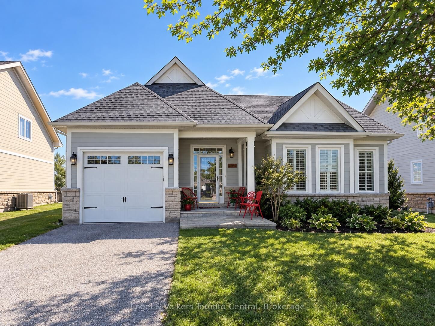 Property Photo: 55 Clubhouse Drive ON L9Y 4Z5