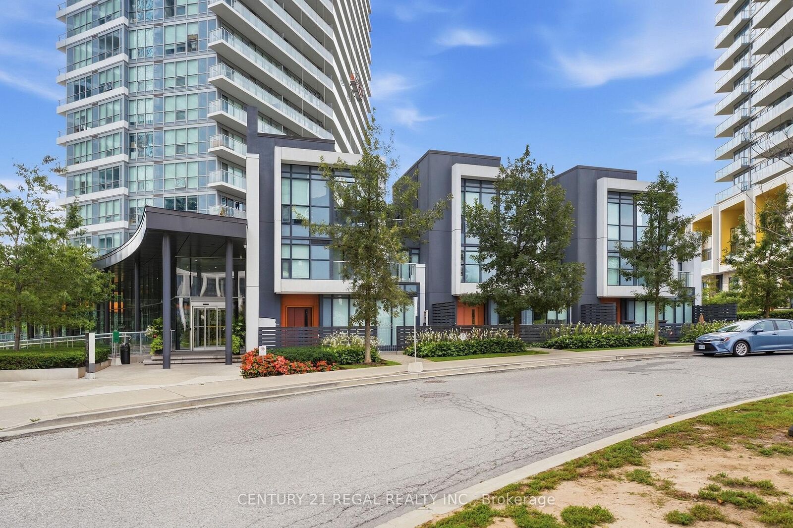 Property Photo:  113 McMahon Drive Th07  ON M2K 2X9 