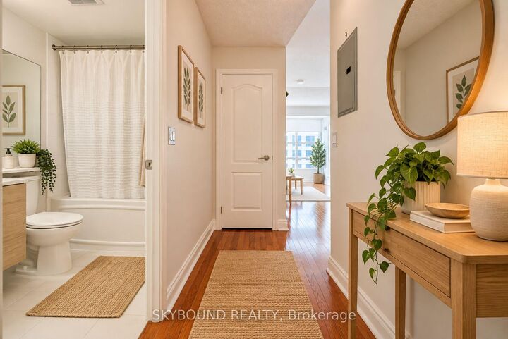 Property Photo:  33 Elm Drive W 1702  ON L5B 4M2 