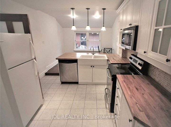 Property Photo: 298 Robert St Street One Bedroom Main Floor ON M5S 2K8