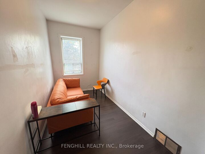 Property Photo:  270 Clinton (Upper Level) Street  ON M6G 2Y6 