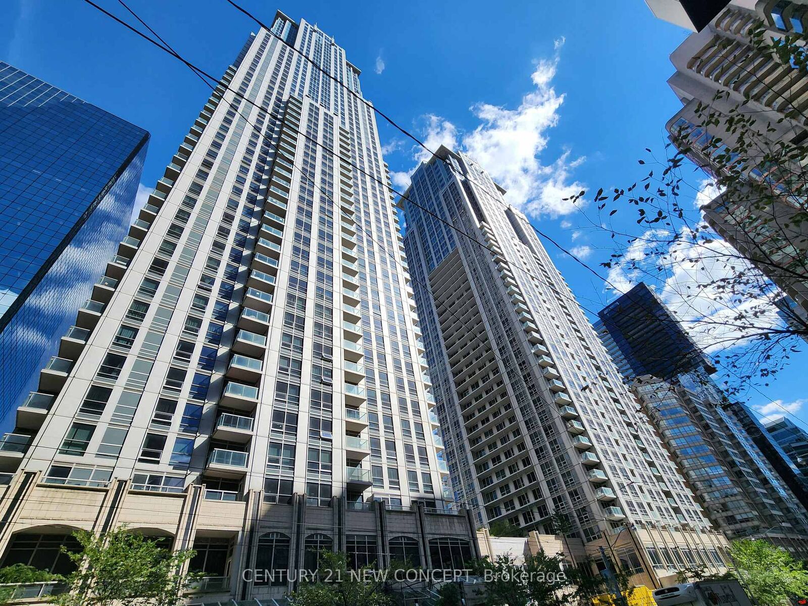 Property Photo: 761 Bay Street 1806 ON M5G 2R2