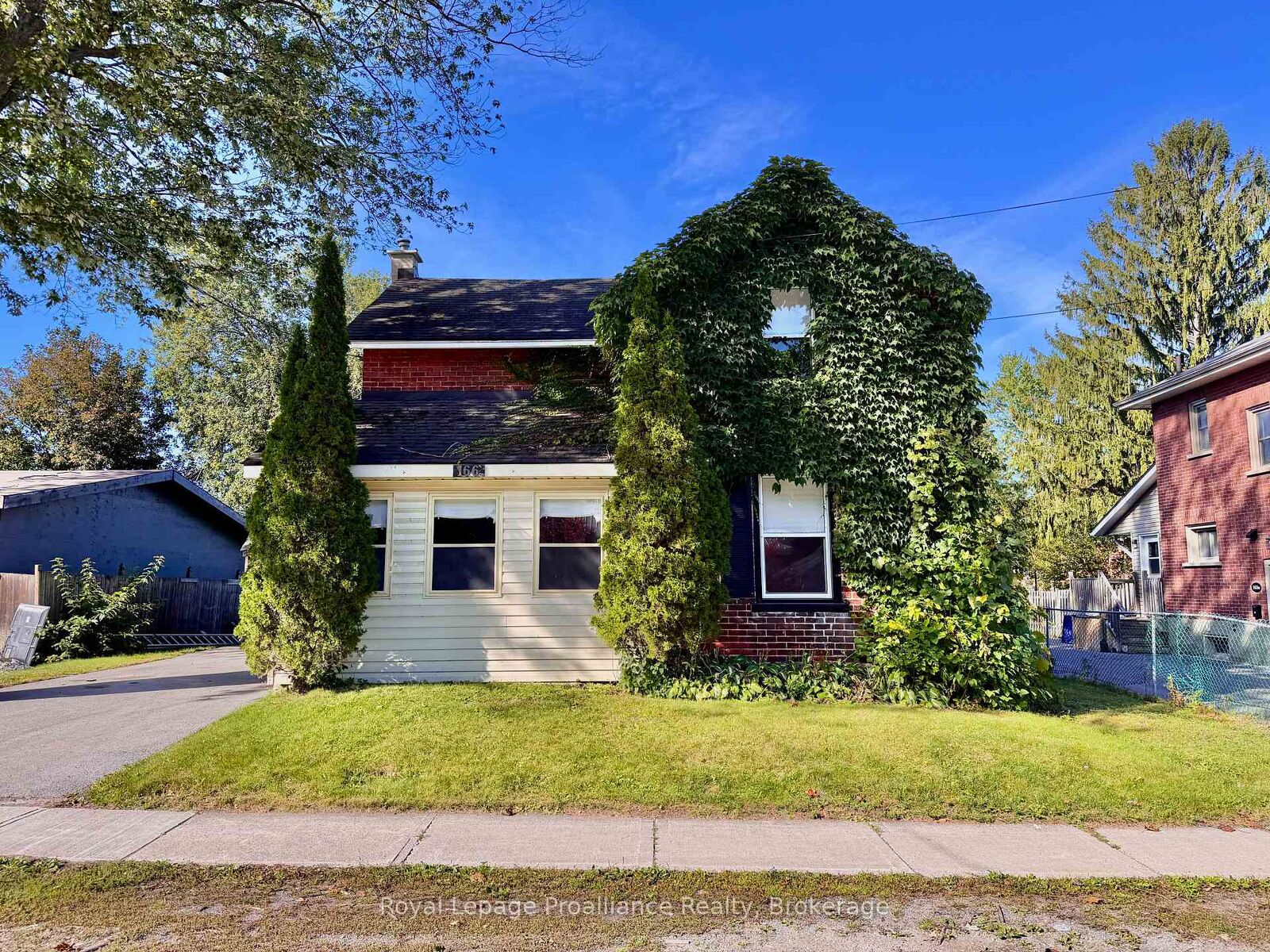 Property Photo:  166 Burnham Street  ON K8N 3R9 
