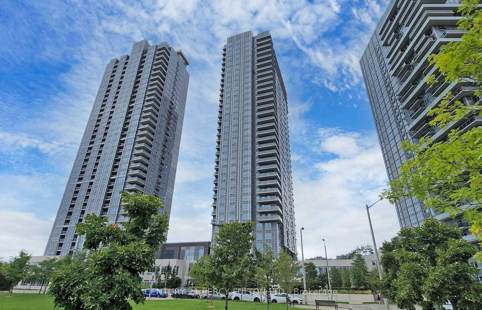 Property Photo: 255 Village Green Square 2405 ON M1S 0L7