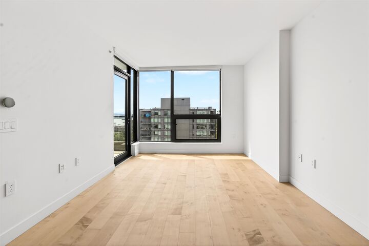 Property Photo:  135 E 13th Street 1304  BC V7L 0J8 