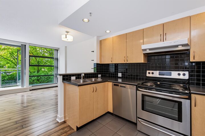 Property Photo:  1688 Robson Street 202  BC V6G 1C7 
