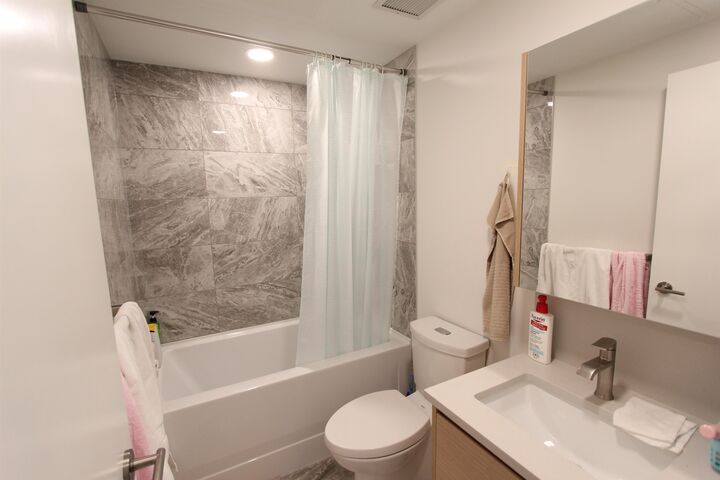Photo de la propriété:  4433 Alaska Street 803  BC V5C 5T3 
