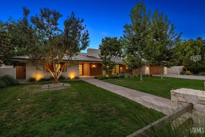 Property Photo: 1217 Tam O Shanter Drive CA 93309